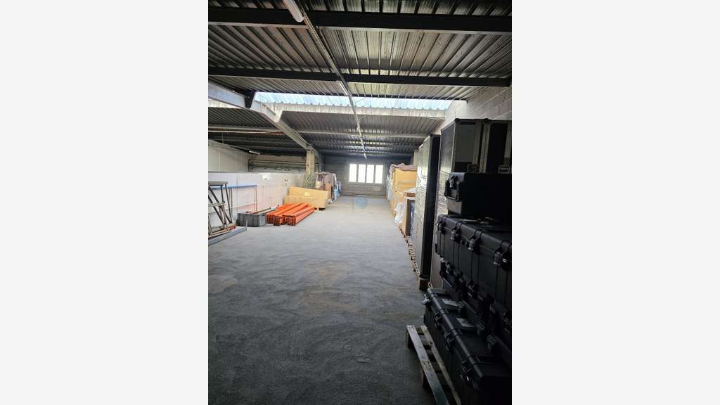 A louer bâtiment fonctionnel 1091m² à Ingré