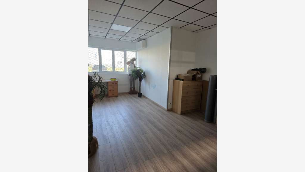 A louer bâtiment fonctionnel 1091m² à Ingré