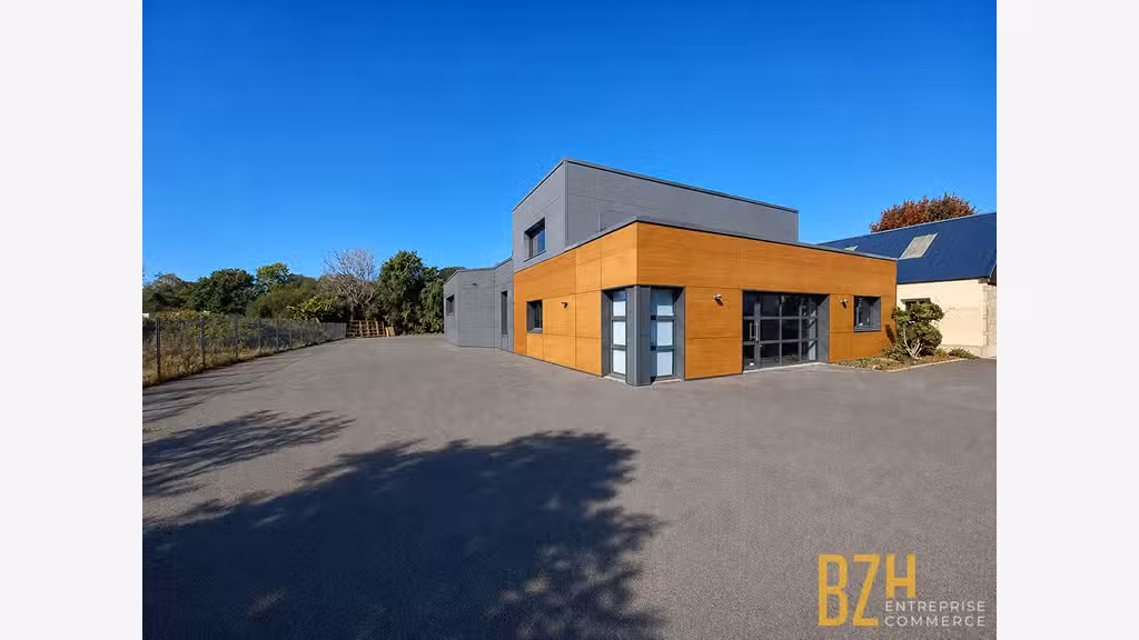 A louer local activité 450m² empl stratégique 56