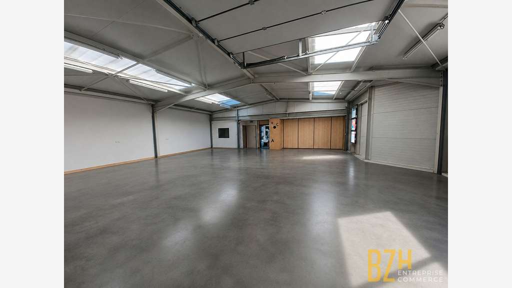 A louer local activité 450m² empl stratégique 56