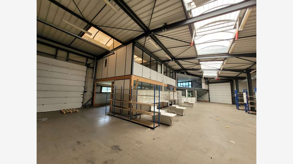 A louer local d'activité 650m² ZA Lyon Sud A7/A450