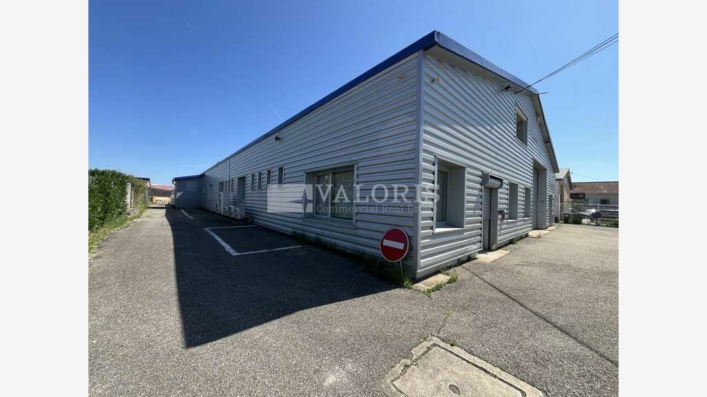Bâtiment 1200m² sur 2000m² à louer à Irigny