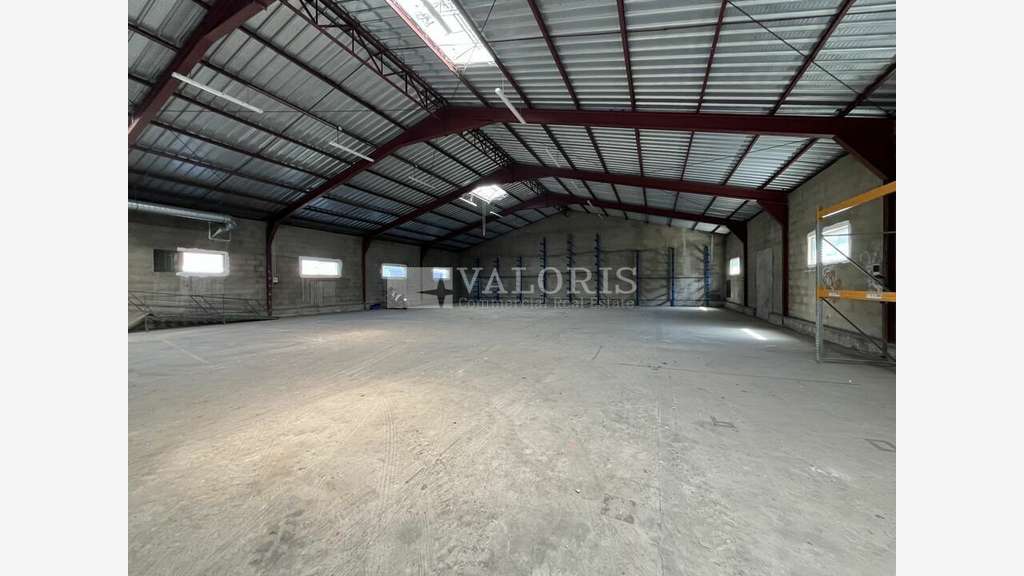Bâtiment 1200m² sur 2000m² à louer à Irigny