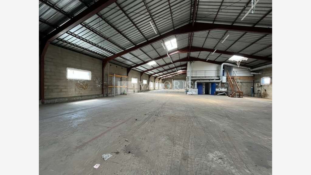 Bâtiment 1200m² sur 2000m² à louer à Irigny