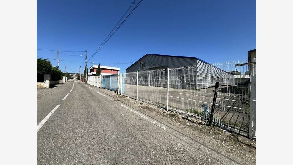 Bâtiment 1200m² sur 2000m² à louer à Irigny