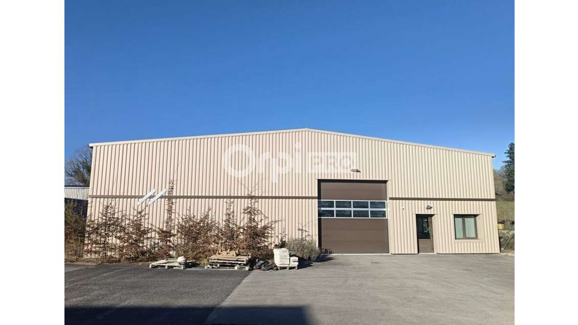 A louer local d'activités 300m² en ZA à Isle