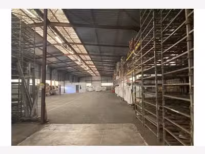 À louer entrepôt de 2 700m² à Issoudun