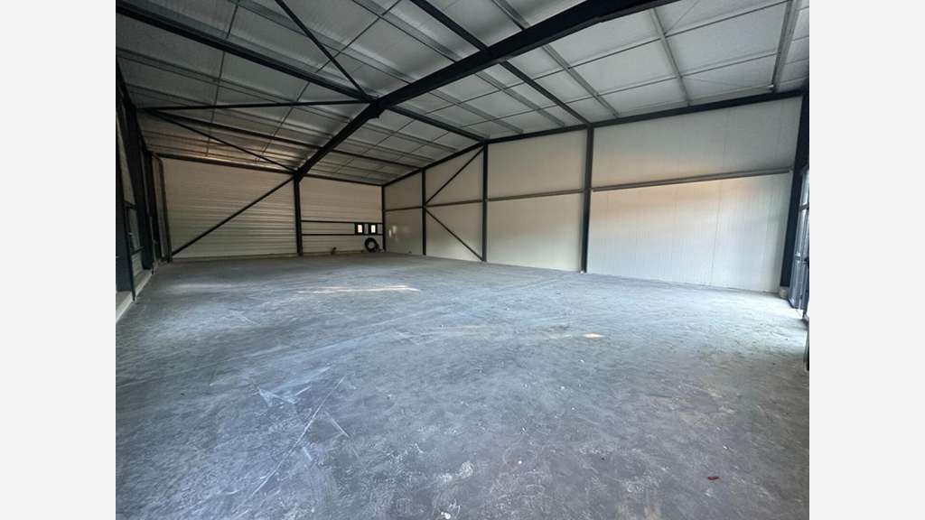 A louer local commercial 240m² à Istres