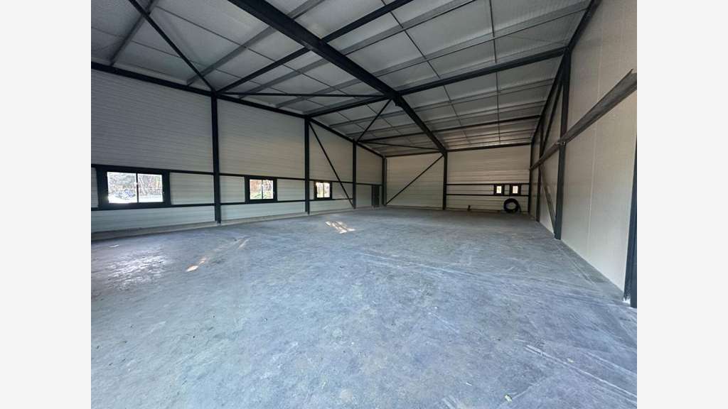 A louer local commercial 240m² à Istres