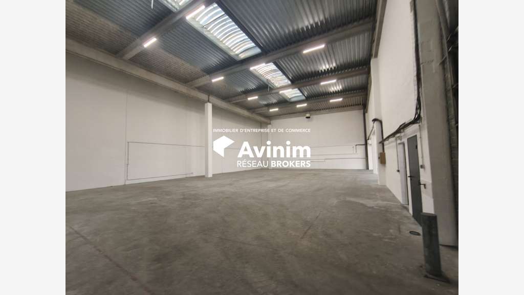 Local d'activité avec bureaux 822m² à Ivry