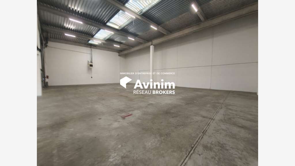 Local d'activité avec bureaux 822m² à Ivry