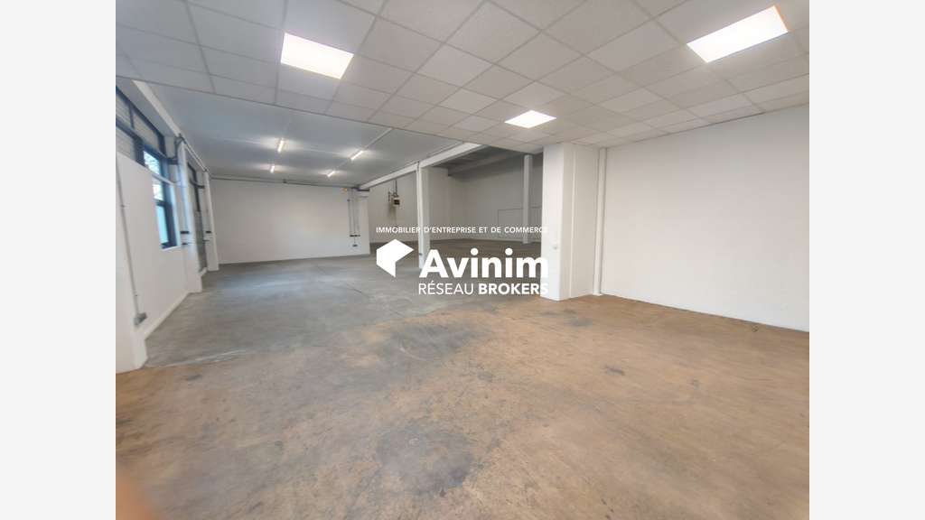 Local d'activité avec bureaux 822m² à Ivry