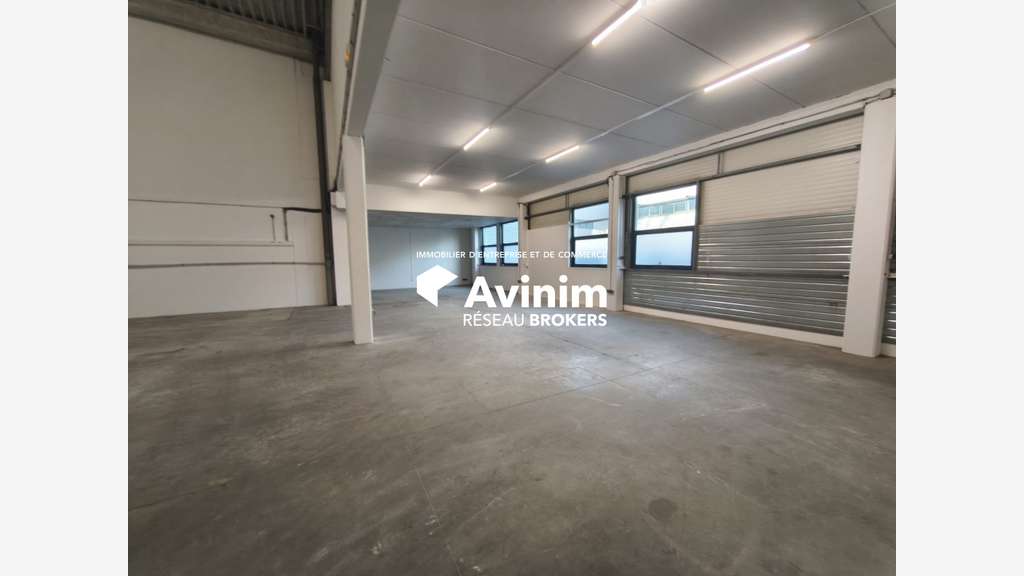 Local d'activité avec bureaux 822m² à Ivry