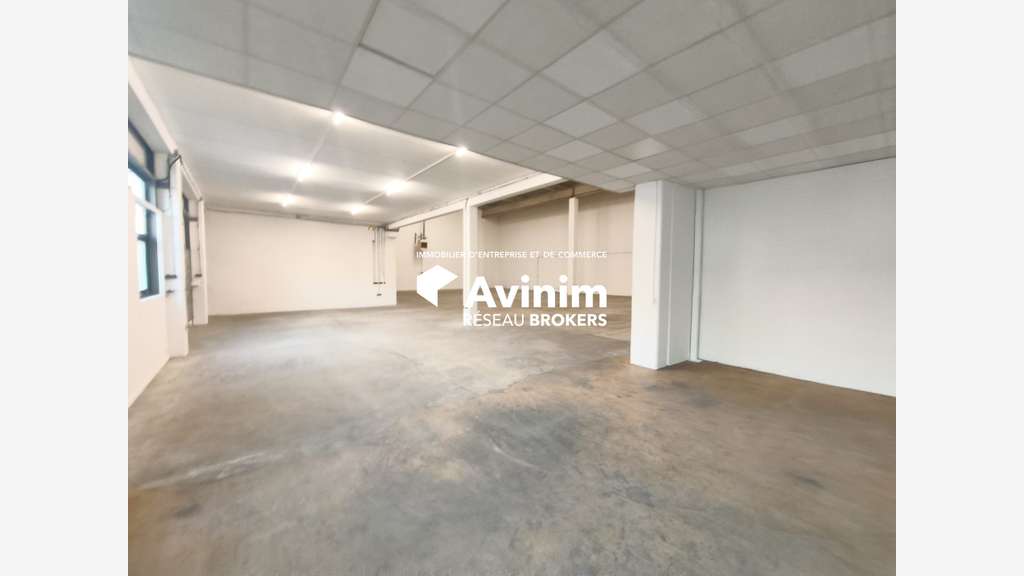 Local d'activité avec bureaux 822m² à Ivry