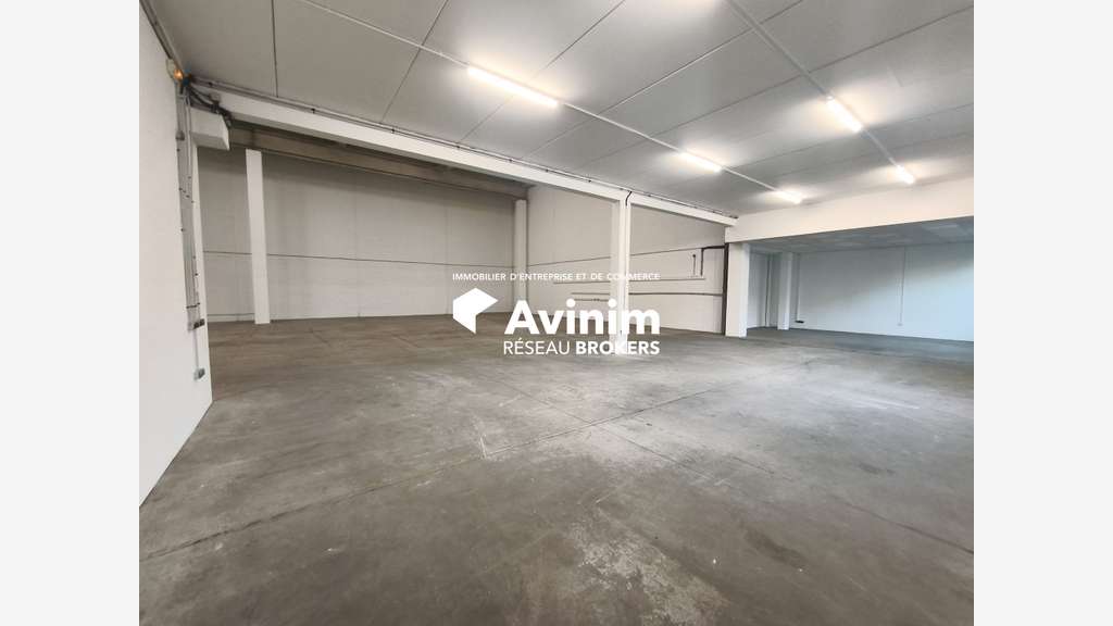 Local d'activité avec bureaux 822m² à Ivry