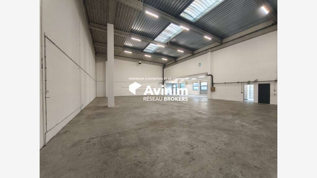 Local d'activité avec bureaux 822m² à Ivry