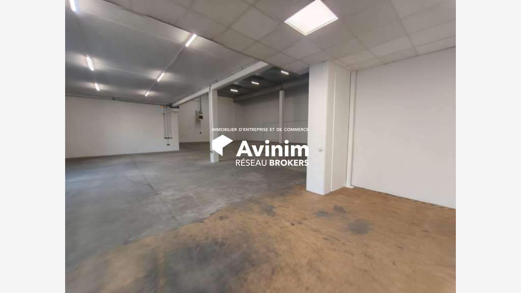 Local d'activité avec bureaux 822m² à Ivry