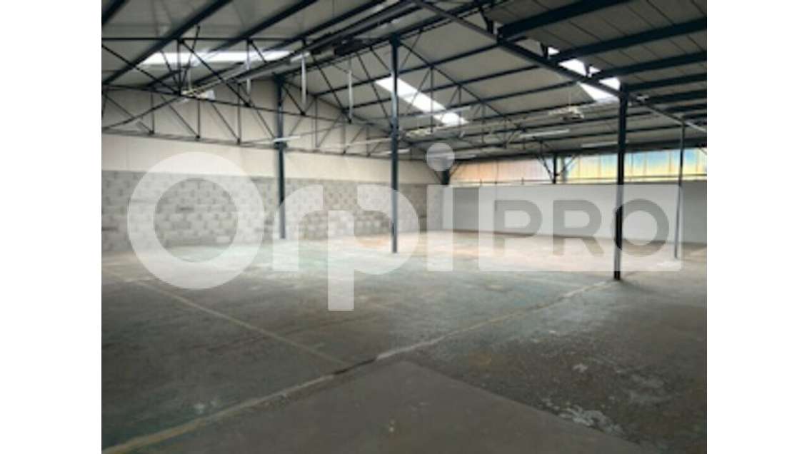 Entrepôt 733m² à louer en ZI à Jassans Riottier