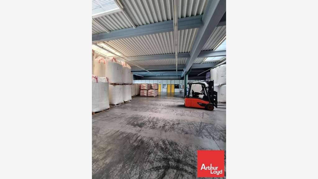Local d'activité 3868m² à louer à Jaunay-Clan