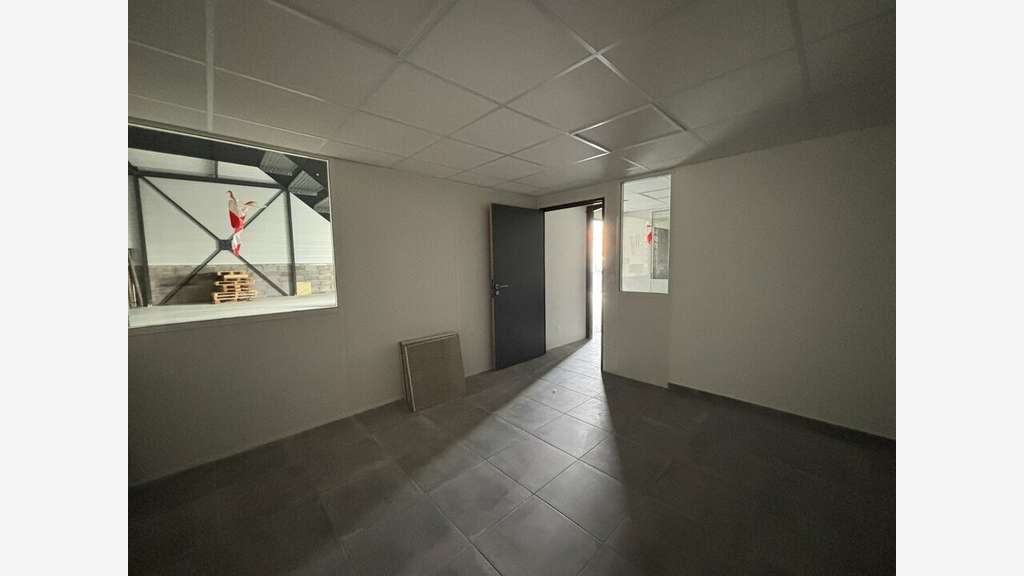Local d'activité à louer proche A432 à Jonage