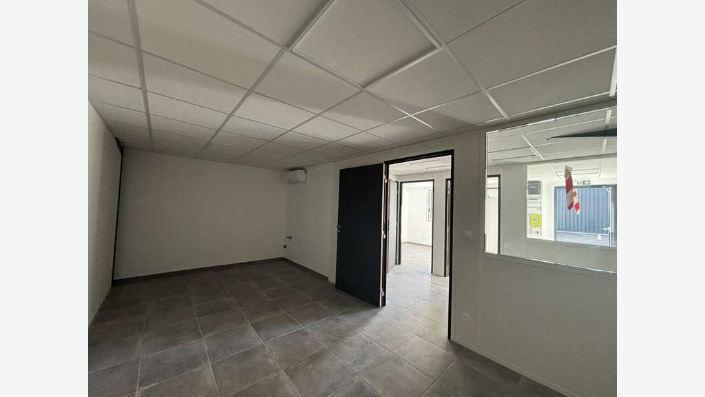 Local d'activité à louer proche A432 à Jonage