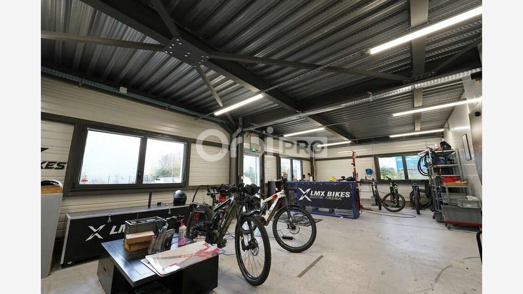Local d'activité à louer 841m² à Jonage 