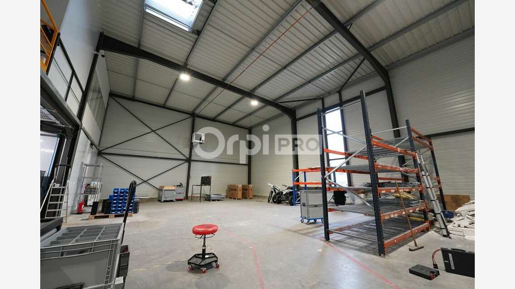 Local d'activité à louer 841m² à Jonage 