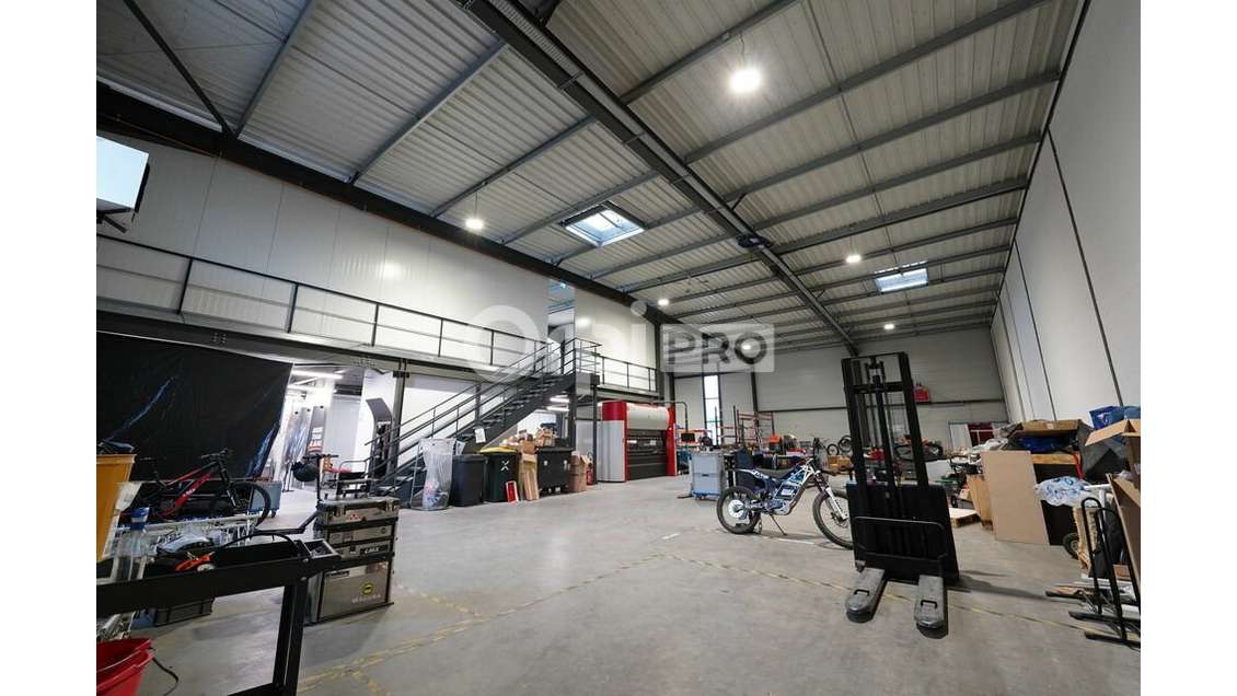 LOCAL D'ACTIVITE A LOUER - 841 M2 - JONAGE