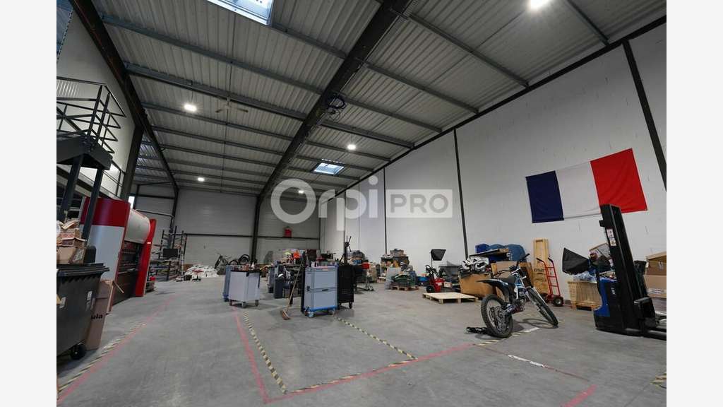 Local d'activité à louer 841m² à Jonage 