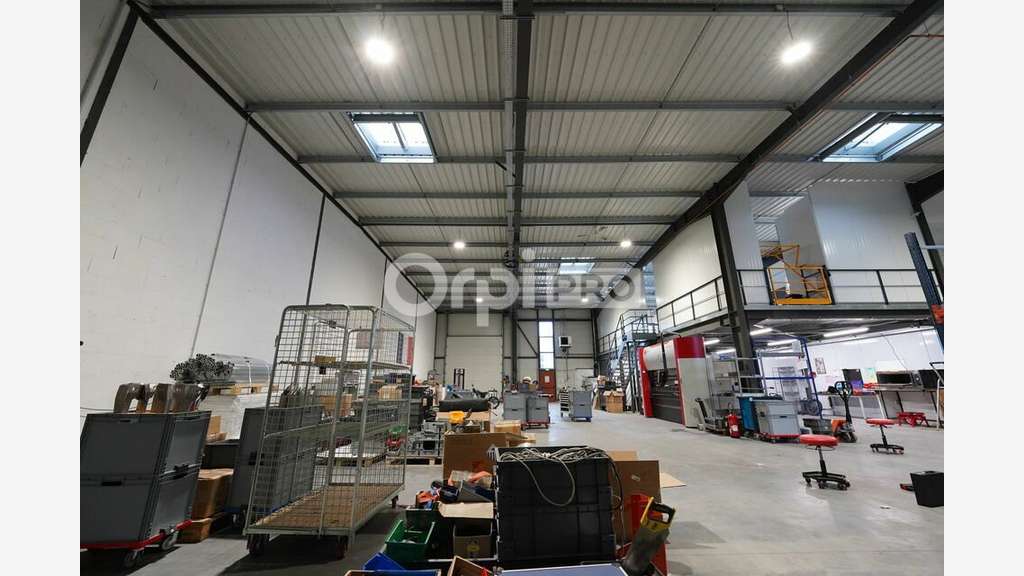 Local d'activité à louer 841m² à Jonage 
