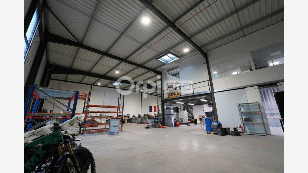 Local d'activité à louer 841m² à Jonage 