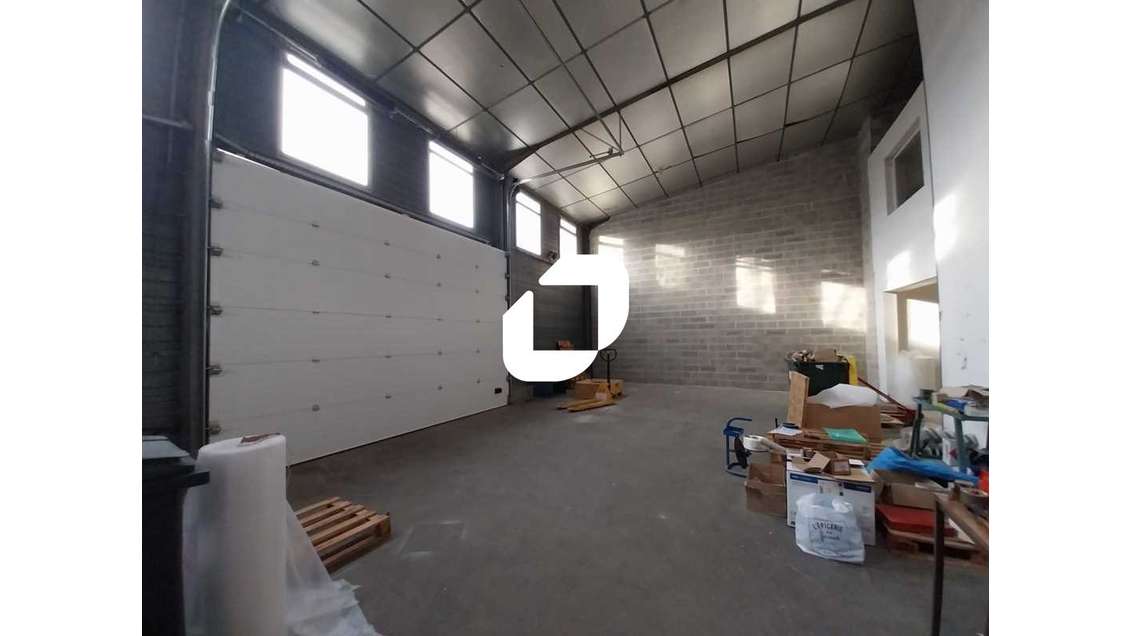 Location local 655m² à Jouars-Pontchartrain N12