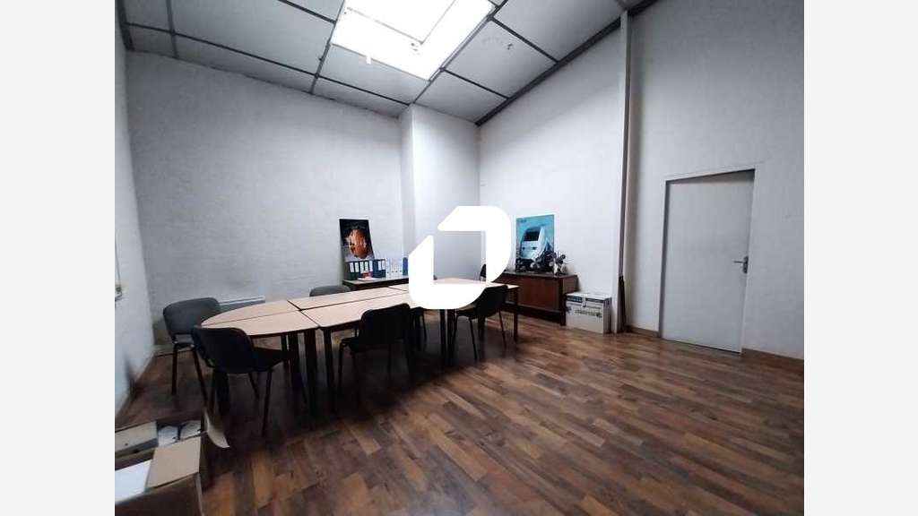  vous propose à la location, des locaux d'