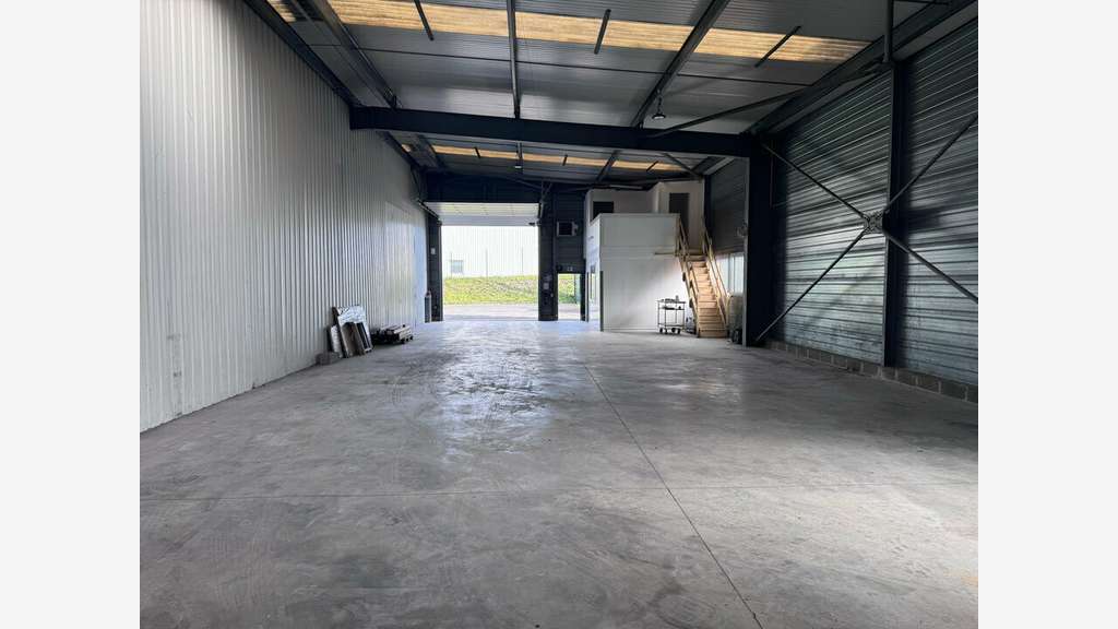 Entrepôt 300m² à louer à L'Isle-d'Espagnac