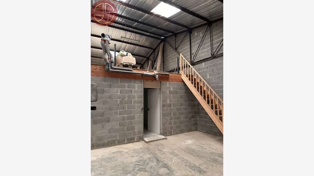 A louer entrepôt 1450m² sur 7000m² L'Isle-Jourdain