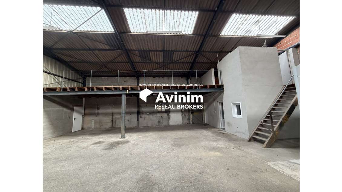 Local d’activité avec bureaux, mezzanine et vaste 