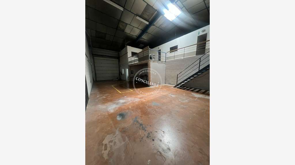 Entrepôt bureau de 360m² à louer à l'Union