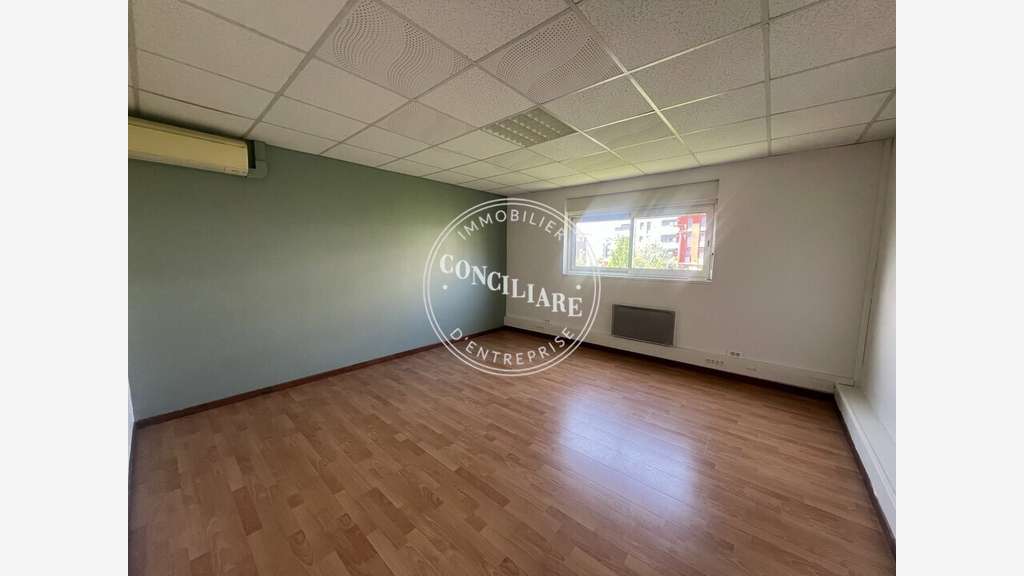 Entrepôt bureau de 360m² à louer à l'Union