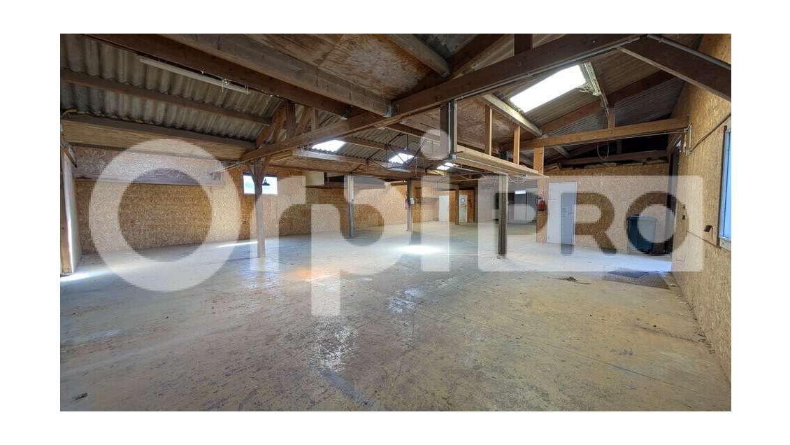 A louer local d'activité 315m² zone de Beslon
