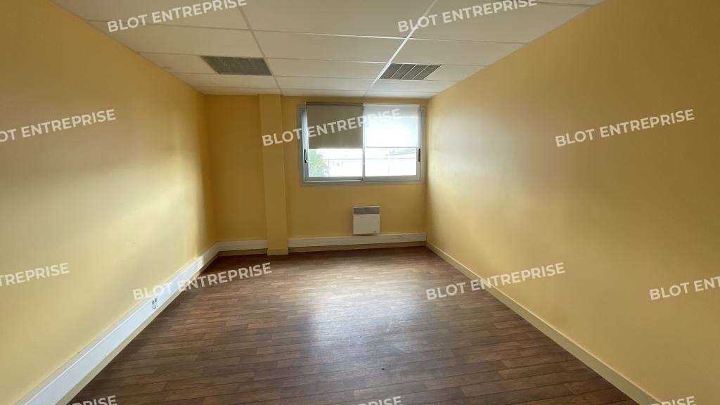 A louer locaux activités 951m² La Baule ZA Beslon
