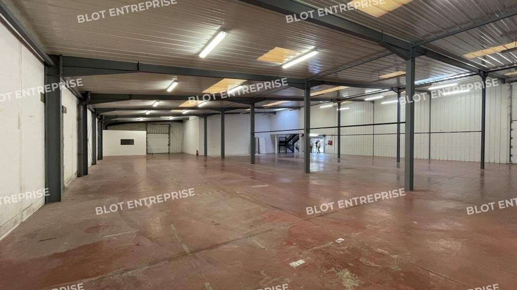 A louer locaux activités 951m² La Baule ZA Beslon