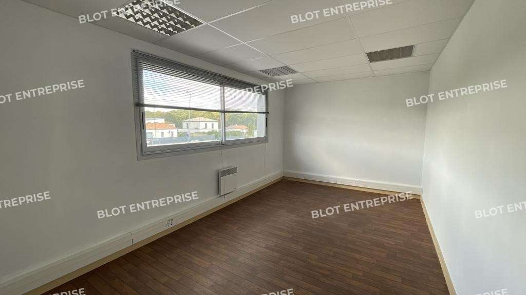 A louer locaux activités 951m² La Baule ZA Beslon