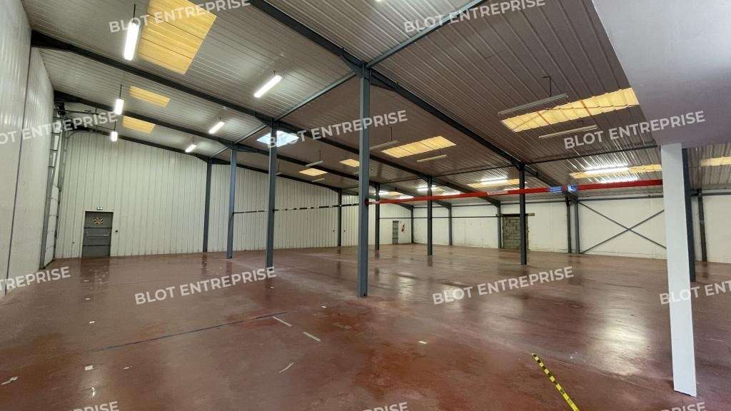 A louer locaux activités 951m² La Baule ZA Beslon