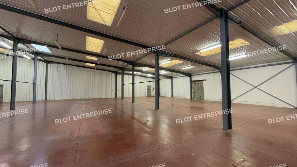 A louer locaux activités 951m² La Baule ZA Beslon
