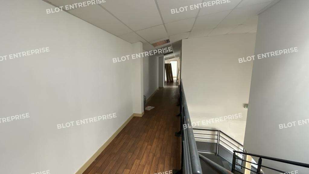 A louer locaux activités 951m² La Baule ZA Beslon