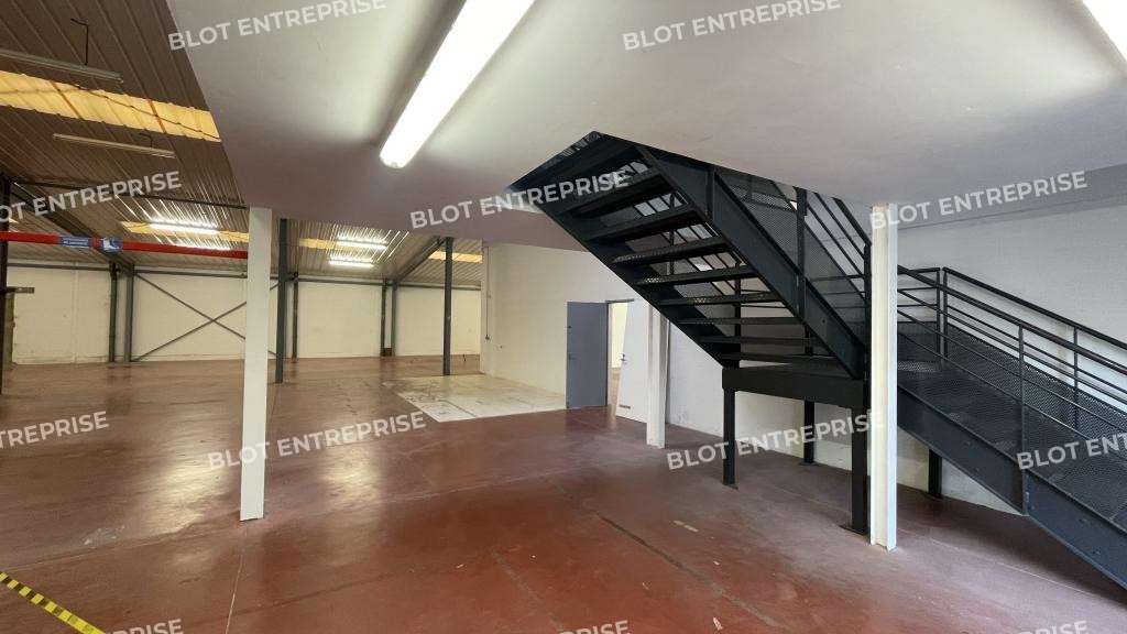 A louer locaux activités 951m² La Baule ZA Beslon