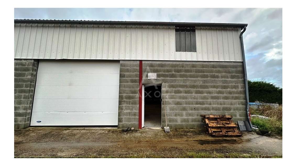 Bâtiment de stockage d'une surface de 214m² compre