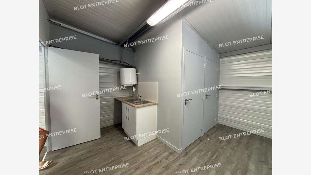 À LOUER - LOCAUX D'ACTIVITÉS - 240 M² - LA CH