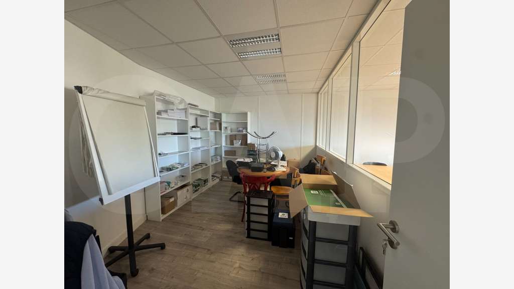 Local 462m² avec bureaux rénovés à La Chapelle