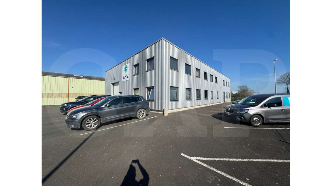 Local 462m² avec bureaux rénovés à La Chapelle